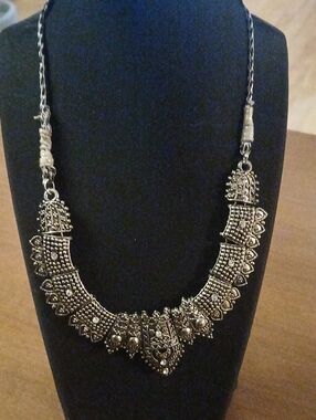 Intricate Antique Style Silver Tone Statement Necklace Cord Styl Chain Non Metal